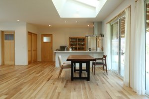 ダイニングを明るく照らす天窓