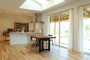 外部とつながる掃き出し窓と垂木表しの庇