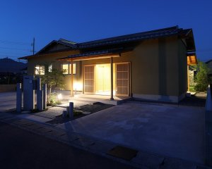 ライトアップされたアプローチ