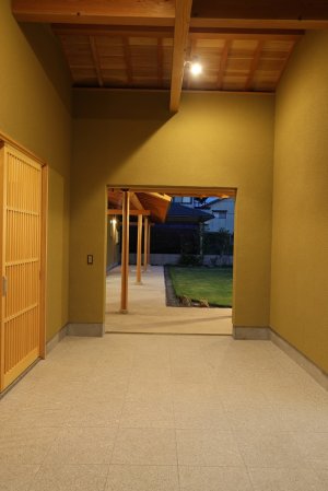 玄関前のお庭に続く前室的な空間