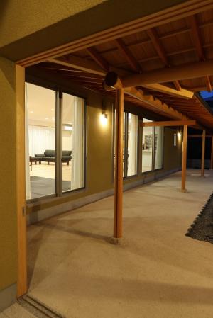 垂木表しの回廊的庇