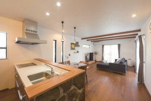 付梁、天然石を使用したキッチン腰壁、飾り棚のあるLDK