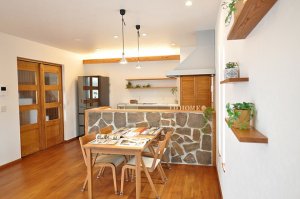 間接照明と天然石を使用したキッチン腰壁