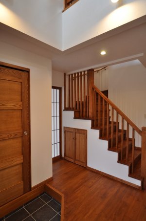 無垢材あふれる玄関ホール