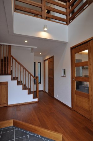 無垢材あふれる玄関ホール