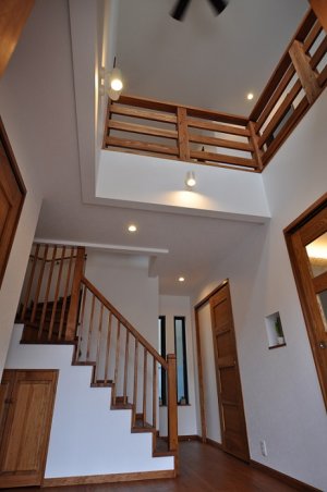 玄関から吹き抜けを見上げて
