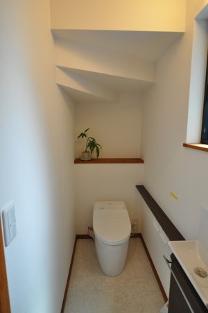 階段下のトイレ。奥にはカウンターを作り植物などを置けるように