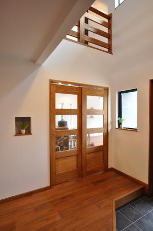 無垢材の建具に気泡入りガラスをはめ込みレトロな雰囲気に