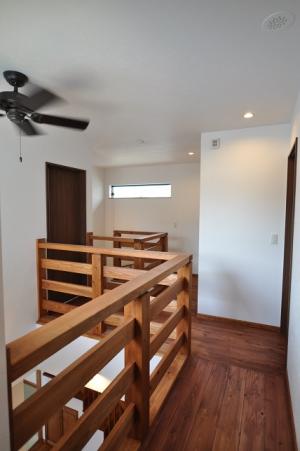 2階廊下には無垢の杉材手摺を設置