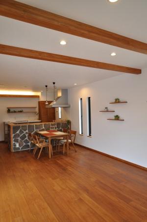 天井には付梁を配置、壁には飾り棚