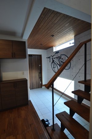 板天井、アイアン手摺のある玄関