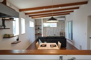 付梁、勾配天井、ヴィンテージオークの床板のあるリビング