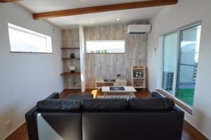 付梁、勾配天井、ヴィンテージオークの床板のあるリビング