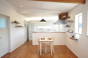 白で統一されたキッチンスペース