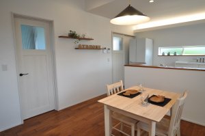 ちょっとした小物を置けるように飾り棚を設置