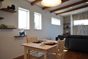 付梁、勾配天井、ヴィンテージオークの床板のあるリビング