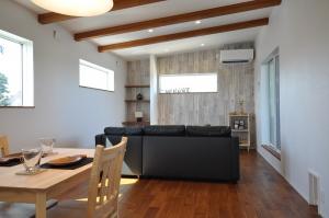 付梁、勾配天井、ヴィンテージオークの床板のあるリビング