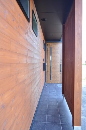 パイン板を施した玄関アプローチ