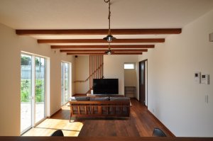 オークの床板、木格子、塗壁、付梁のあるリビング