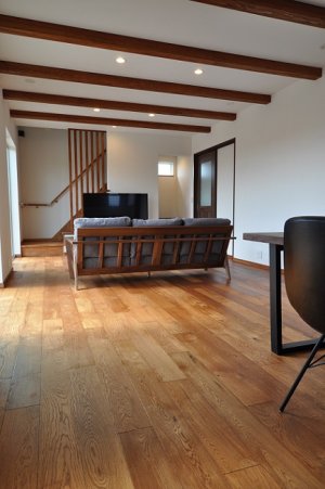 オークの床板、木格子、塗壁、付梁のあるリビング