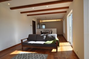 オークの床板、塗壁、付梁のあるリビング