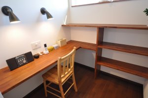 ご主人の仕事ができるよう書斎を設計