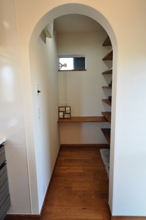 収納棚たっぷりのパントリー