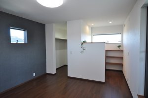 ご夫婦寝室、奥にはWIC、書斎