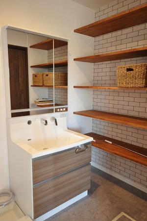 収納棚たくさんの脱衣室