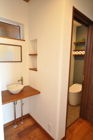 1階造作手洗いとトイレ