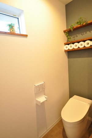 トイレ内に造作ペーパー置き