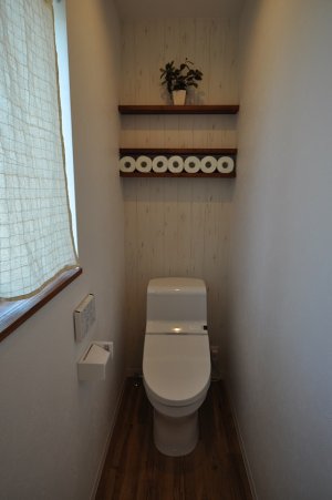 トイレ内に造作ペーパー置き