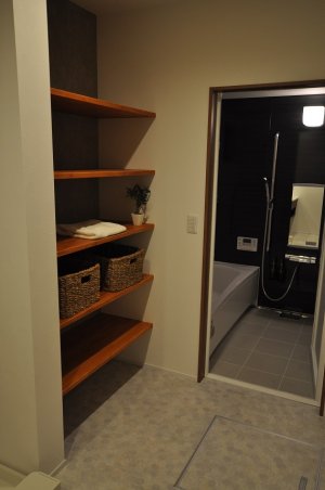 洗面脱衣室にはしっかり収納できるよう可動棚を設置