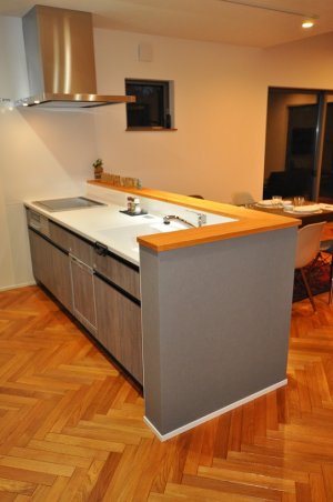 キッチン腰壁はグレー色の腰壁で空間にアクセント