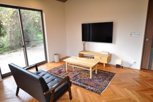 ヘリンボーンフロア、カリモク家具のあるリビング