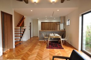 勾配天井、アイアン手摺階段、ヘリンボーンフロアのあるリビング