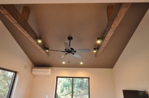 勾配天井、シーリングファン、構造梁を見せた天井