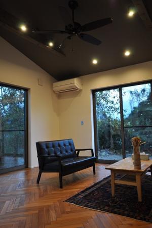 勾配天井、ヘリンボーンフロアのあるリビング