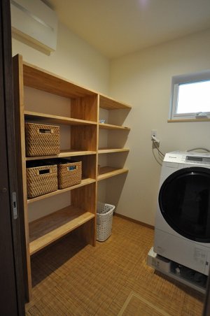 タオルや寝間着なども収納できる脱衣室収納棚