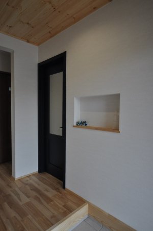 一輪挿しなどが飾れる玄関ニッチ