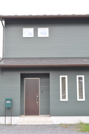 玄関ドアと屋根色を合わせたデザイン