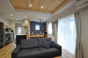 折り上げ板天井で開放感のあるリビング