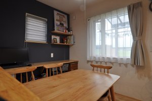 ダイニングテーブル横にはスタディー空間