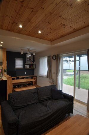 クロスで1面アクセント壁としたダイニングスペース