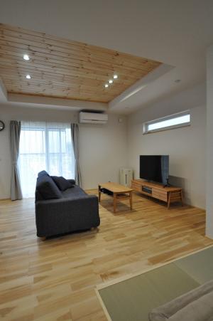 折り上げ板天井で開放感のあるリビング
