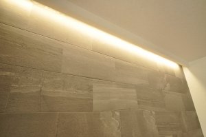 テレビ裏壁のエコカラットと間接照明