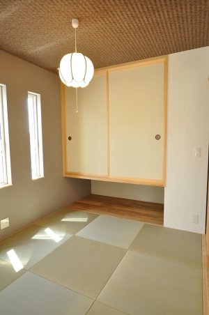 和室の吊り収納。収納下にはお子さんのおもちゃなどがしまえる