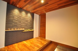 板張り天井・タイル壁、チーク材の造作建具のある玄関ホール