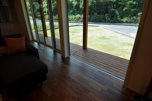 ウッドデッキは段差がなく外に出られるように施工し、外と中のつながりを意識