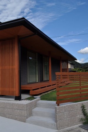 ウッドデッキにしっかりと屋根をつけ、屋根の下でくつろげるようにしました